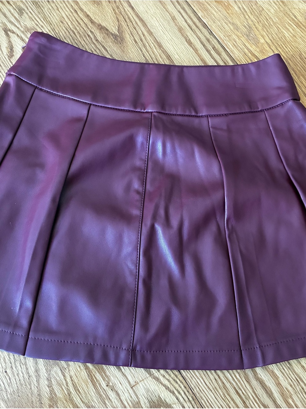 Women's Faux Leather Pleated Mini Skirt - Burgundy size 6